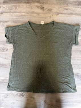 Relaxed V-Neck Tee in Heathered Olive Green